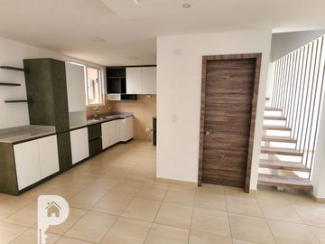 casa 4 dormitorios, 2 parqueaderos, terraza, jardín y patio. Marianitas de Calderón Norte de Quito Llano grande Carapungo Zabala