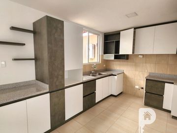 casa 4 dormitorios, 2 parqueaderos, terraza, jardín y patio. Marianitas de Calderón Norte de Quito Llano grande Carapungo Zabala