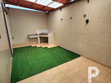 casa 4 dormitorios, 2 parqueaderos, terraza, jardín y patio. Marianitas de Calderón Norte de Quito Llano grande Carapungo Zabala