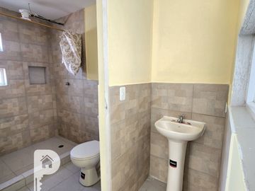 casa 4 dormitorios, 2 parqueaderos, terraza, jardín y patio. Marianitas de Calderón Norte de Quito Llano grande Carapungo Zabala