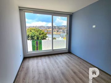 casa 4 dormitorios, 2 parqueaderos, terraza, jardín y patio. Marianitas de Calderón Norte de Quito Llano grande Carapungo Zabala