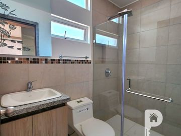 casa 4 dormitorios, 2 parqueaderos, terraza, jardín y patio. Marianitas de Calderón Norte de Quito Llano grande Carapungo Zabala