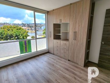 casa 4 dormitorios, 2 parqueaderos, terraza, jardín y patio. Marianitas de Calderón Norte de Quito Llano grande Carapungo Zabala