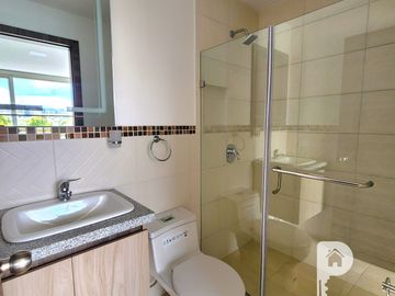 casa 4 dormitorios, 2 parqueaderos, terraza, jardín y patio. Marianitas de Calderón Norte de Quito Llano grande Carapungo Zabala