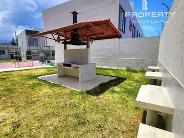 casa 4 dormitorios, 2 parqueaderos, terraza, jardín y patio. Marianitas de Calderón Norte de Quito Llano grande Carapungo Zabala