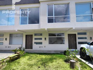 casa 4 dormitorios, 2 parqueaderos, terraza, jardín y patio. Marianitas de Calderón Norte de Quito Llano grande Carapungo Zabala