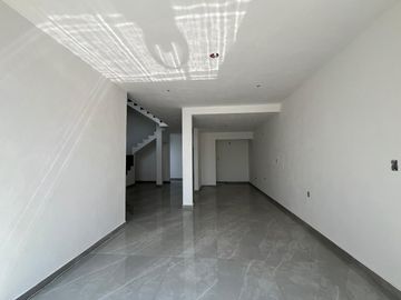 CASA EN VENTA CON ALBERCA, A 5 MIN. DE CENTRAL DE ABASTOS DE CUAUTLA, MOR.