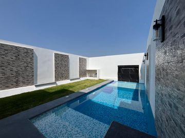 CASA EN VENTA CON ALBERCA, A 5 MIN. DE CENTRAL DE ABASTOS DE CUAUTLA, MOR.
