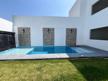 CASA EN VENTA CON ALBERCA, A 5 MIN. DE CENTRAL DE ABASTOS DE CUAUTLA, MOR.