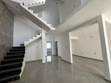 CASA EN VENTA CON ALBERCA, A 5 MIN. DE CENTRAL DE ABASTOS DE CUAUTLA, MOR.