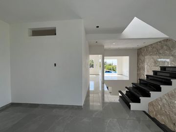 CASA EN VENTA CON ALBERCA, A 5 MIN. DE CENTRAL DE ABASTOS DE CUAUTLA, MOR.
