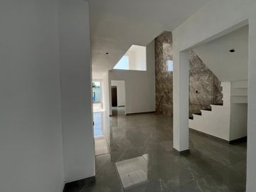 CASA EN VENTA CON ALBERCA, A 5 MIN. DE CENTRAL DE ABASTOS DE CUAUTLA, MOR.