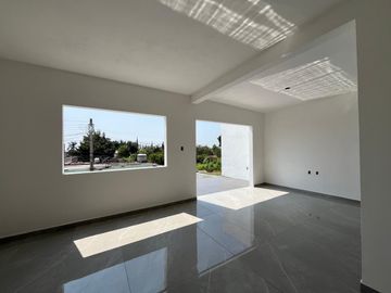 CASA EN VENTA CON ALBERCA, A 5 MIN. DE CENTRAL DE ABASTOS DE CUAUTLA, MOR.
