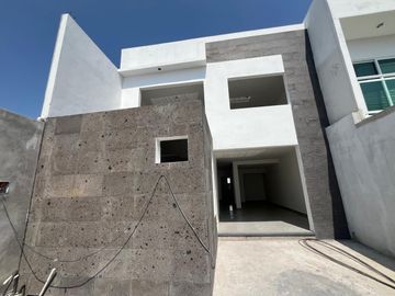 CASA EN VENTA CON ALBERCA, A 5 MIN. DE CENTRAL DE ABASTOS DE CUAUTLA, MOR.