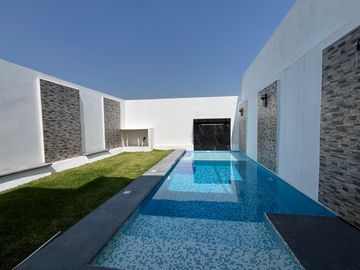 CASA EN VENTA CON ALBERCA, A 5 MIN. DE CENTRAL DE ABASTOS DE CUAUTLA, MOR.