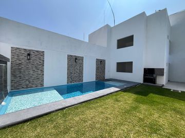 CASA EN VENTA CON ALBERCA, A 5 MIN. DE CENTRAL DE ABASTOS DE CUAUTLA, MOR.