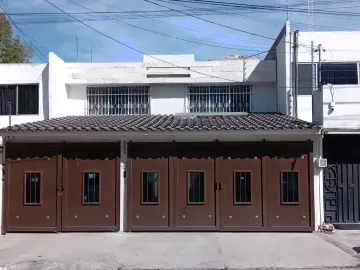 Casa en venta con cochera para 3 autos y cocina integral en Sierra Leona, Lomas