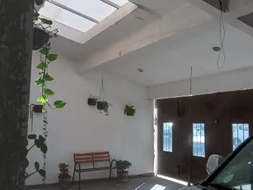 Casa en venta con cochera para 3 autos y cocina integral en Sierra Leona, Lomas