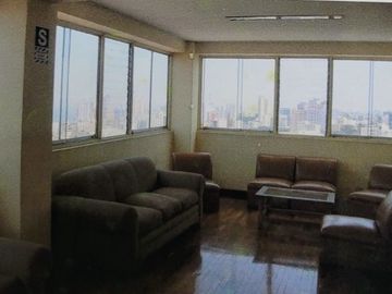 Venta de buen departamento de un dormitorio con dos estacionamientos, totalmente amoblado