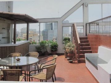 Venta de buen departamento de un dormitorio con dos estacionamientos, totalmente amoblado