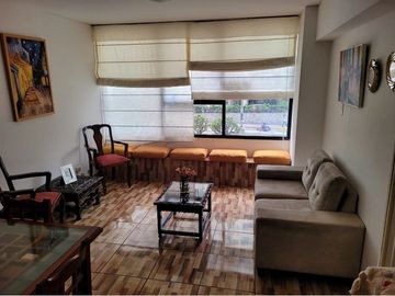 Venta de buen departamento de un dormitorio con dos estacionamientos, totalmente amoblado