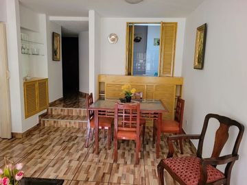 Venta de buen departamento de un dormitorio con dos estacionamientos, totalmente amoblado
