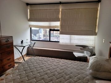 Venta de buen departamento de un dormitorio con dos estacionamientos, totalmente amoblado