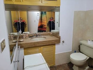 Venta de buen departamento de un dormitorio con dos estacionamientos, totalmente amoblado