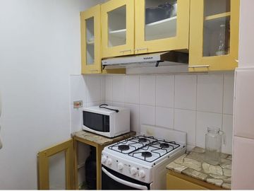 Venta de buen departamento de un dormitorio con dos estacionamientos, totalmente amoblado