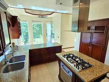 LAS CAÑADAS HERMOSA CASA EN VENTA A CAMPO DE GOLF CON ALBERCA Y LA MEJOR VISTA
