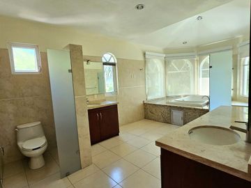 LAS CAÑADAS HERMOSA CASA EN VENTA A CAMPO DE GOLF CON ALBERCA Y LA MEJOR VISTA