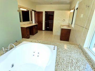 LAS CAÑADAS HERMOSA CASA EN VENTA A CAMPO DE GOLF CON ALBERCA Y LA MEJOR VISTA