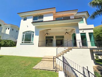 LAS CAÑADAS HERMOSA CASA EN VENTA A CAMPO DE GOLF CON ALBERCA Y LA MEJOR VISTA