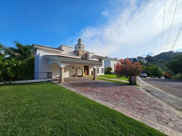 LAS CAÑADAS HERMOSA CASA EN VENTA A CAMPO DE GOLF CON ALBERCA Y LA MEJOR VISTA
