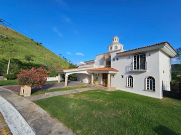 LAS CAÑADAS HERMOSA CASA EN VENTA A CAMPO DE GOLF CON ALBERCA Y LA MEJOR VISTA