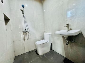 FOR SALE NEWLY MADE ELEGANT MODERN 2 STOREY HOUSE W/ POOL IN TAGAYTAY