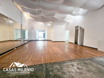 VENDO CASA área 282.10m² 6 Estacionamientos – SAN ISIDRO