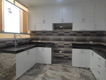 VENTA DE DEPARTAMENTO EN EL PRIMER PISO AL COSTADO DE LA UDEP URB.LAGUNAS DEL CHIPE