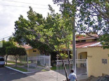 CASA 4 RECAMARAS, 3.5 BAÑOS, 3 ESTACIONAMIENTOS, CERCA DEL CLUB CAMPESTRE