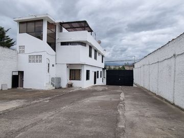 CASA COMERCIAL EN VENTA – AMBATO, VÍA PÍLLARO