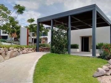 CASA EN PREVENTA EN LOMAS DEL MOLINO III, LEON GTO ZONA NORTE. CASA CON UN AMPLIO JARDÍN Y HABITACIÓN EN PLANTA BAJA.