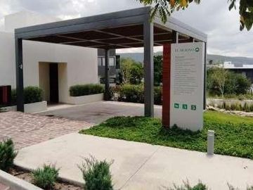CASA EN PREVENTA EN LOMAS DEL MOLINO III, LEON GTO ZONA NORTE. CASA CON UN AMPLIO JARDÍN Y HABITACIÓN EN PLANTA BAJA.