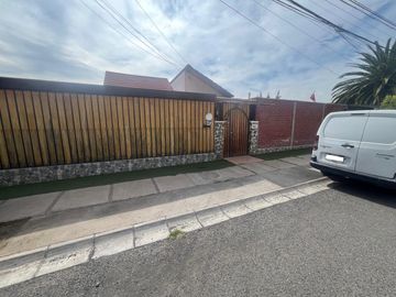 Casa Ampliada en Terreno de 735 m² en Lomas de lo Aguirre, Pudahuel.