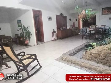 Se vende casa amplia,  terraza con piscina pequeña, 2 locales en  Buga-valle, Barrio Santa Barbara.