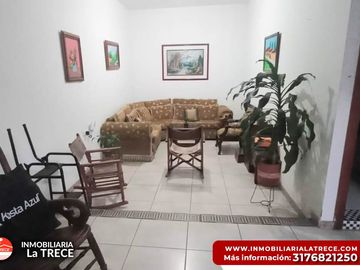 Se vende casa amplia,  terraza con piscina pequeña, 2 locales en  Buga-valle, Barrio Santa Barbara.
