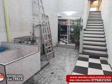 Se vende casa amplia,  terraza con piscina pequeña, 2 locales en  Buga-valle, Barrio Santa Barbara.