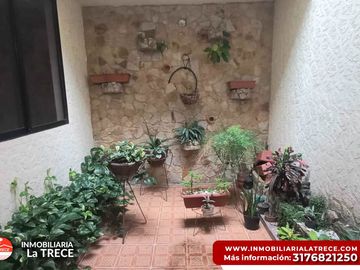 Se vende casa amplia,  terraza con piscina pequeña, 2 locales en  Buga-valle, Barrio Santa Barbara.