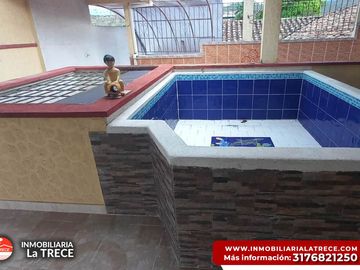 Se vende casa amplia,  terraza con piscina pequeña, 2 locales en  Buga-valle, Barrio Santa Barbara.