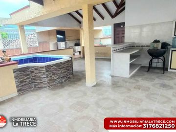 Se vende casa amplia,  terraza con piscina pequeña, 2 locales en  Buga-valle, Barrio Santa Barbara.