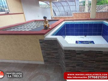 Se vende casa amplia,  terraza con piscina pequeña, 2 locales en  Buga-valle, Barrio Santa Barbara.